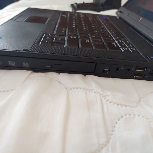 Dell E5500 laptop and charger and docking station - Picture 7 of 11